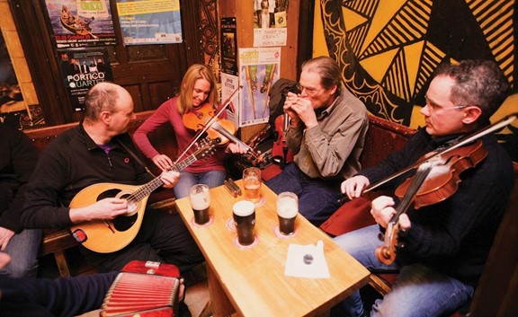 band playing in irish pub